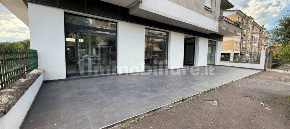 Коммерческая недвижимость с 2 комнатами в Изола дель Лири, Италия № 281923 3