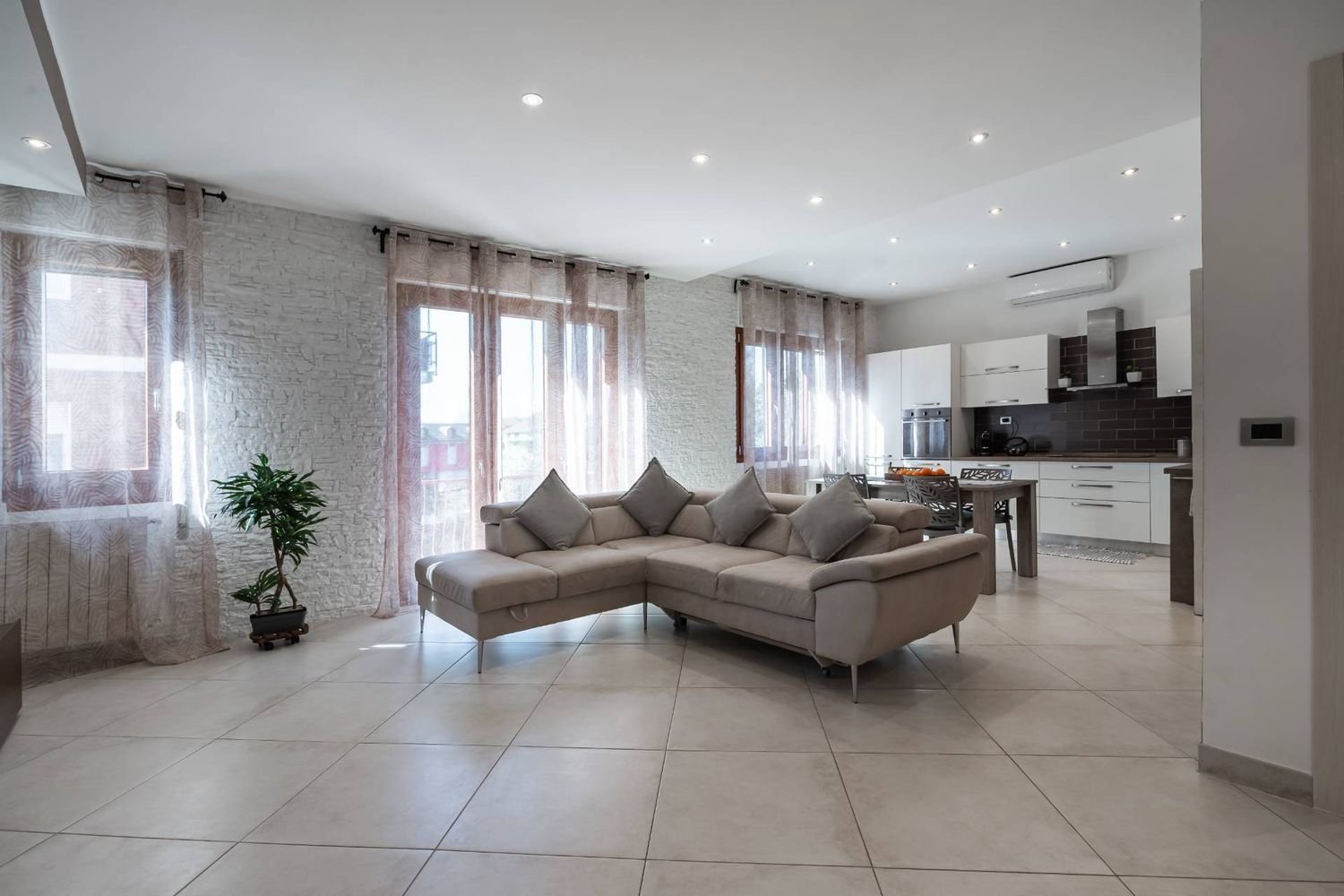 Apartamento de 3 habitaciónes en Monza, Italy No. 226820