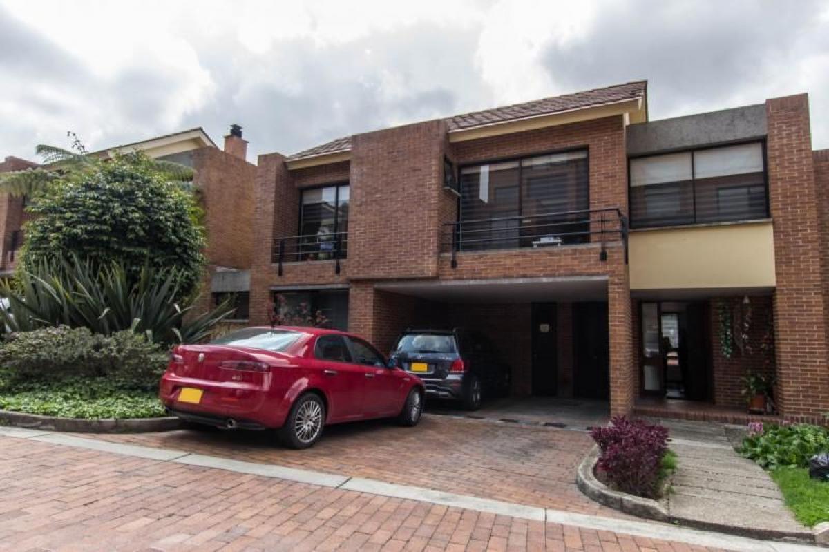 Casa de 4 dormitorios en Bogotá, Colombia No. 10212