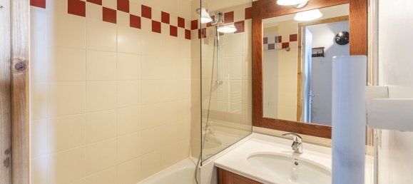 2-salle Appartement à Les Belleville, France No. 401 3