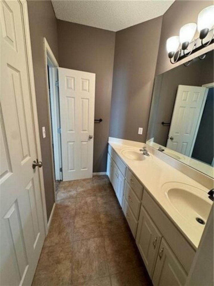 4 bedrooms House in Olathe, USA No. 428043