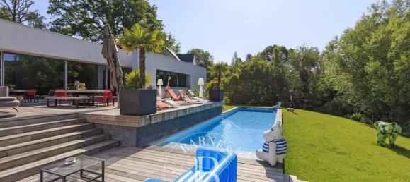 5 bedrooms House in Bievres, France No. 182178 4