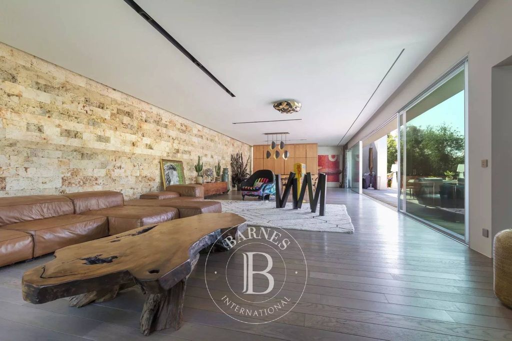 5 bedrooms House in Bievres, France No. 182178