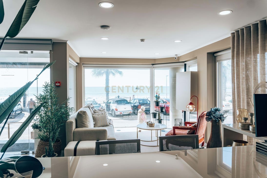 225m² Commercial property in Quarteira, Portugal No. 236242