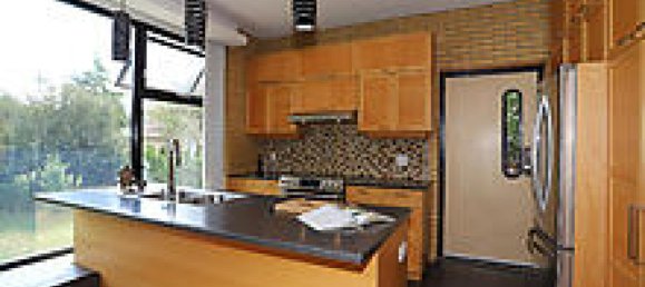 3 bedrooms House in Toronto, Canada No. 1 2