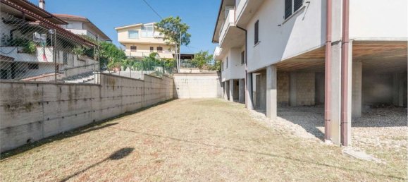 Квартира с 4 комнатами в Рошано, Италия № 257968 32