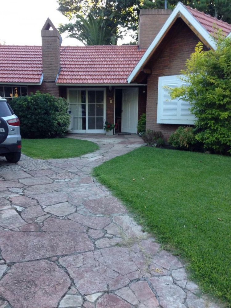 4 bedrooms House in Presidente Peron, Argentina No. 67193