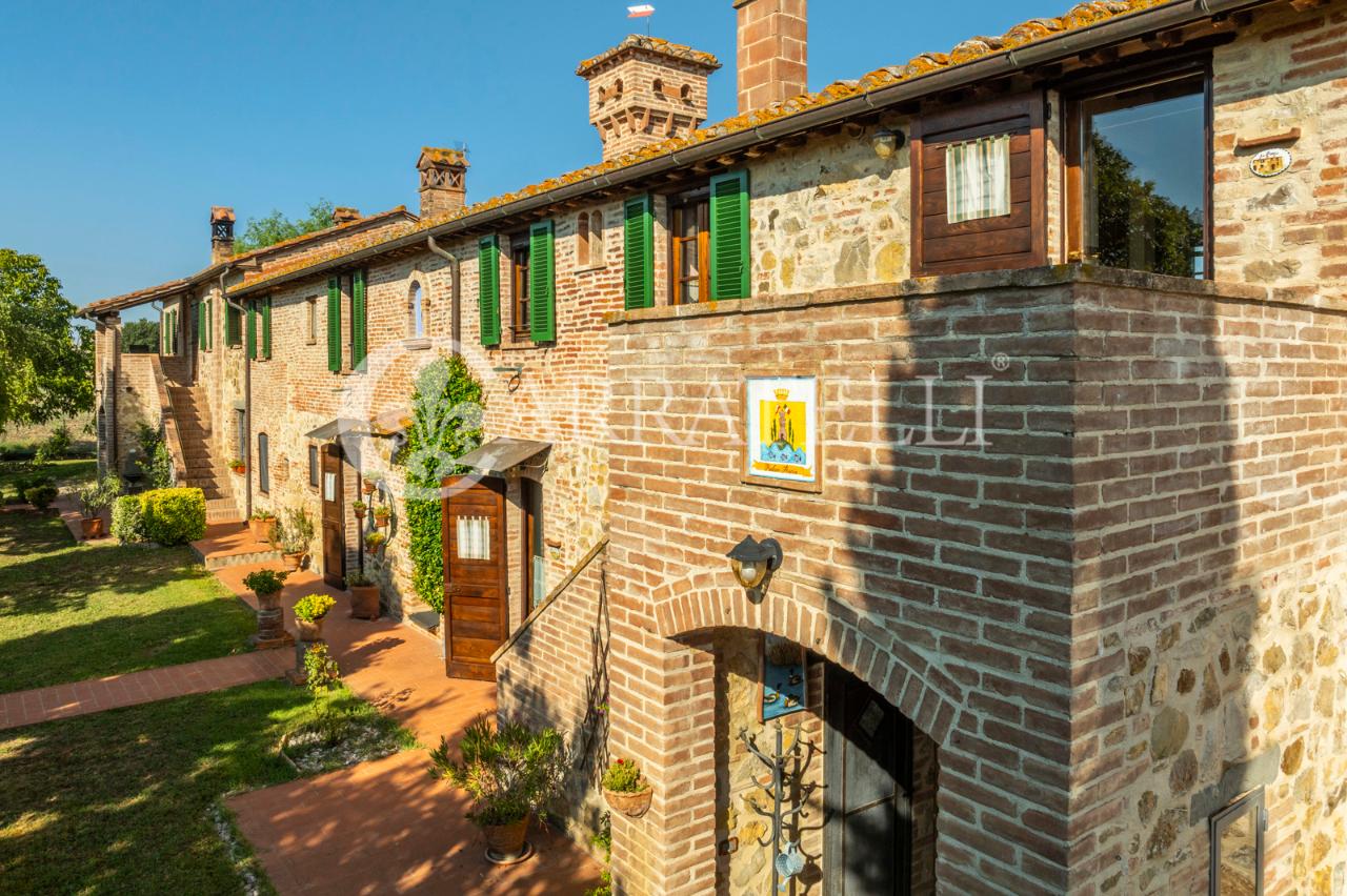 18 rooms House in Castiglione del Lago, Italy No. 3063
