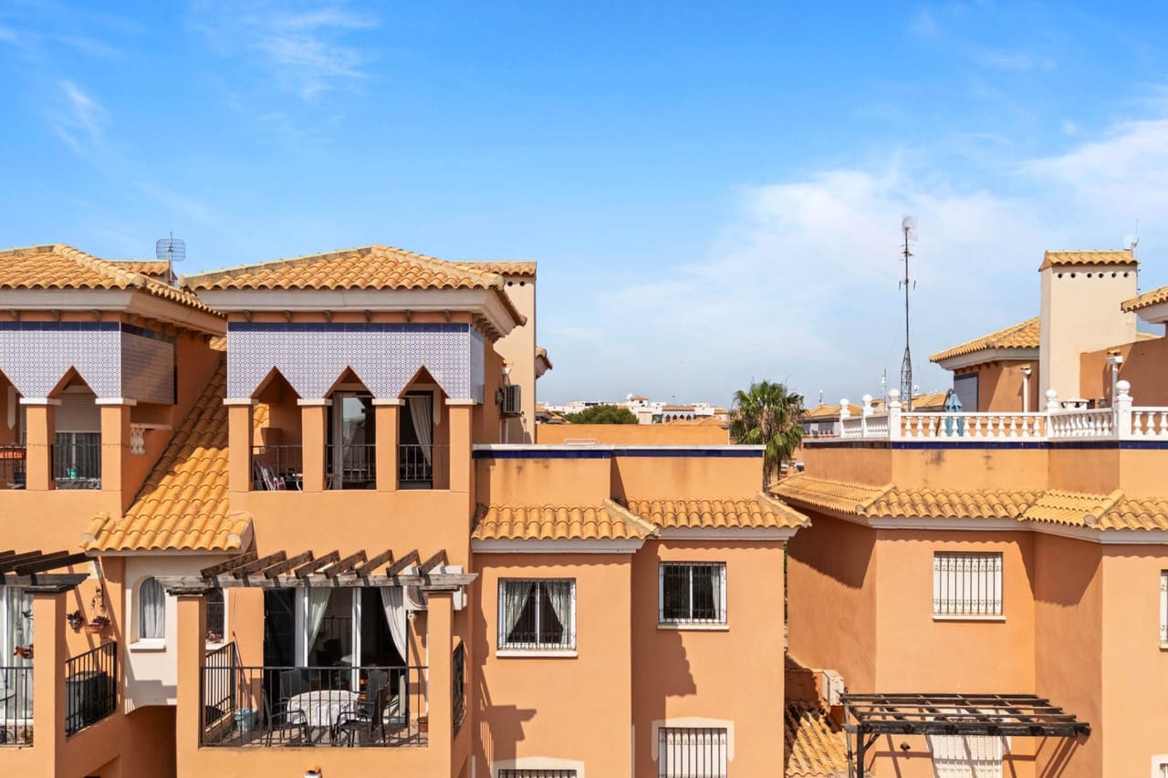 Apartamento de 3 dormitorios en Dehesa De Campoamor, Spain No. 186297
