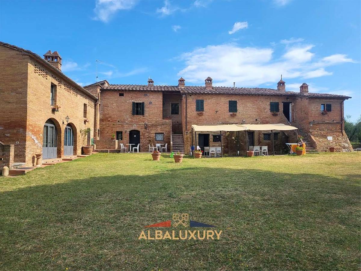 7 bedrooms Villa in Siena, Italy No. 196612