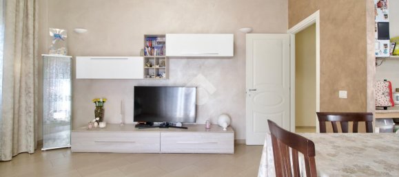 3 rooms Apartment in Reggio Emilia, Italy No. 14894 7