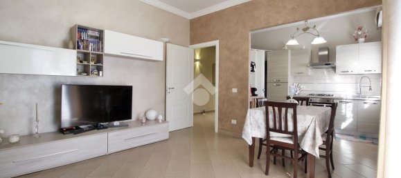 3 rooms Apartment in Reggio Emilia, Italy No. 14894 2