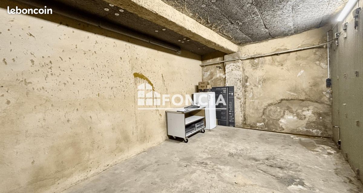  Garage in Avignon, France No. 339150