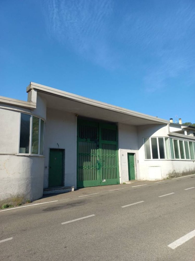 Entrepôt à Civate, Italy 1620m² No. 290841