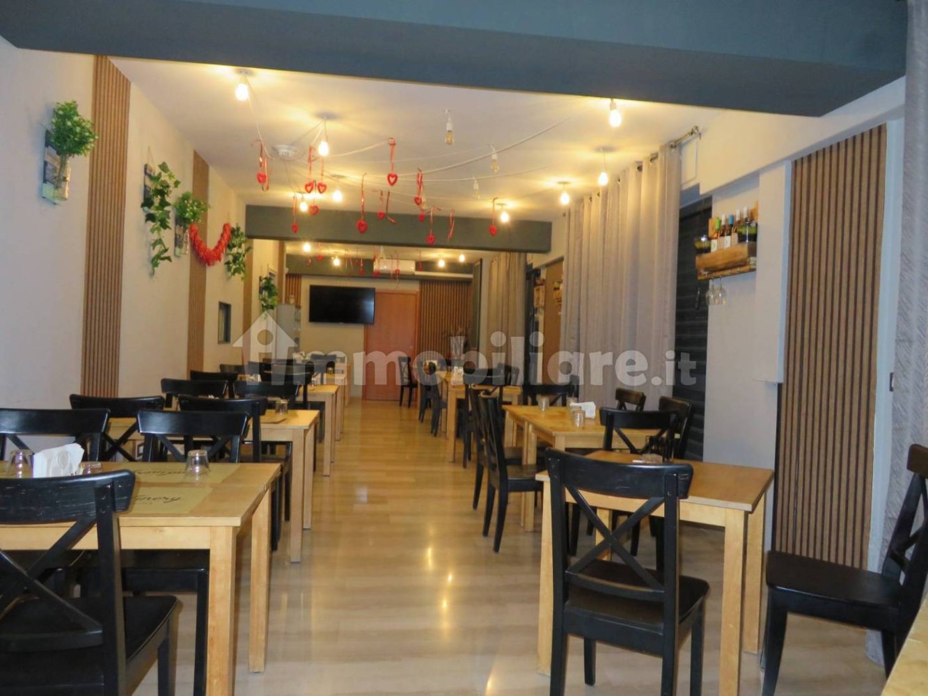 Propiedad comercial de 3 habitaciónes en Foggia, Italy No. 12648