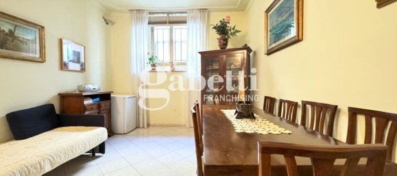 4 rooms Apartment in Florence, Italy No. 40038 2