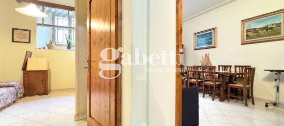 4 rooms Apartment in Florence, Italy No. 40038 8