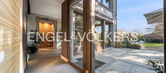 4 bedrooms Villa in Biandronno, Italy No. 139066 5