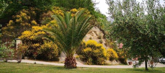 8 rooms House in Ascoli Piceno, Italy No. 125389 2