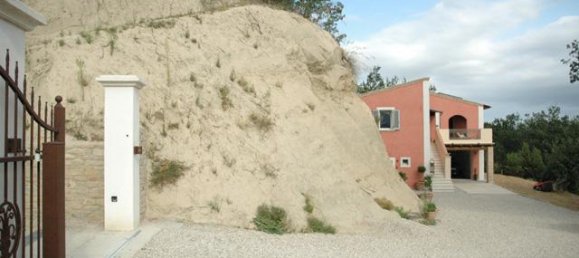 8 rooms House in Ascoli Piceno, Italy No. 125389 7