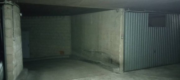  Garage in Paris, France No. 302539 3