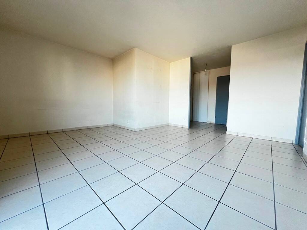 Apartamento de 2 dormitorios en Persan, France No. 162950