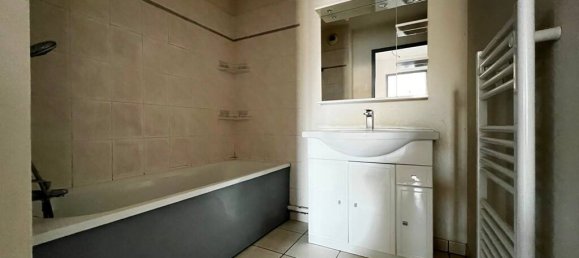 Apartamento de 2 dormitorios en Persan, France No. 162950 2