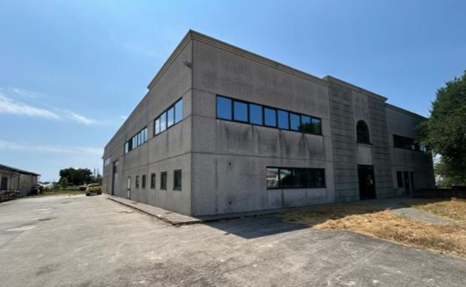 2130m² Warehouse in Serravalle a Po, Italy No. 364361