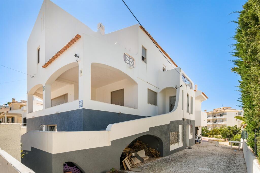 71 bedroom Villa in Portimao, Portugal No. 146705