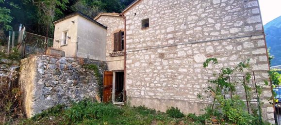 10-Zimmer Haus in Pioraco, Italy, Nr. 111843 3