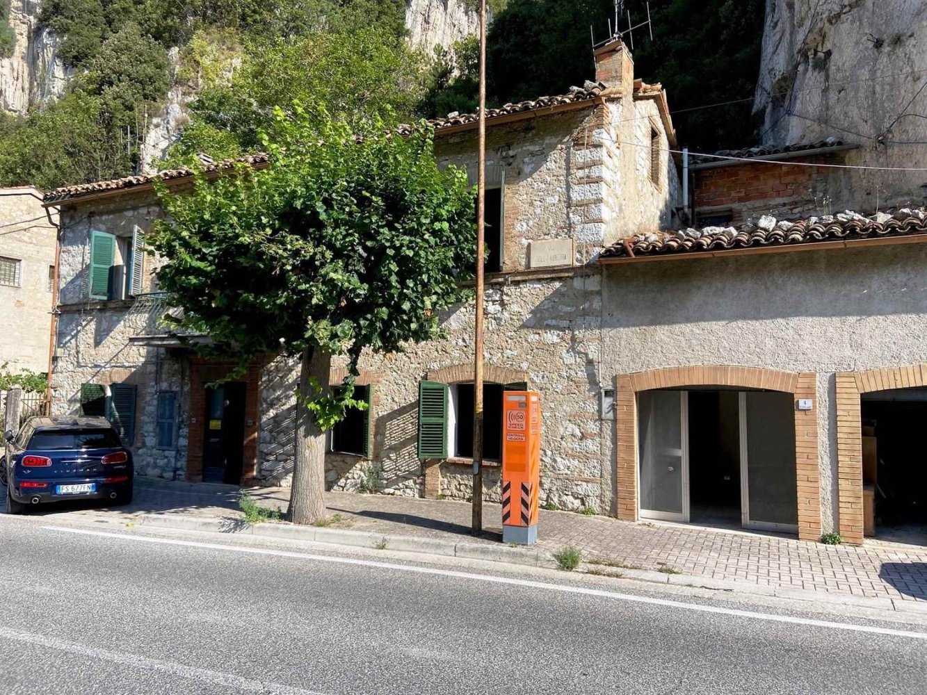 10-Zimmer Haus in Pioraco, Italy, Nr. 111843
