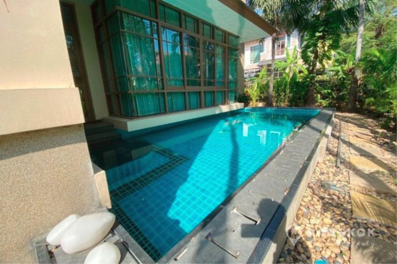 4 bedrooms Cafe / restaurant in Bangkok, Thailand No. 3374