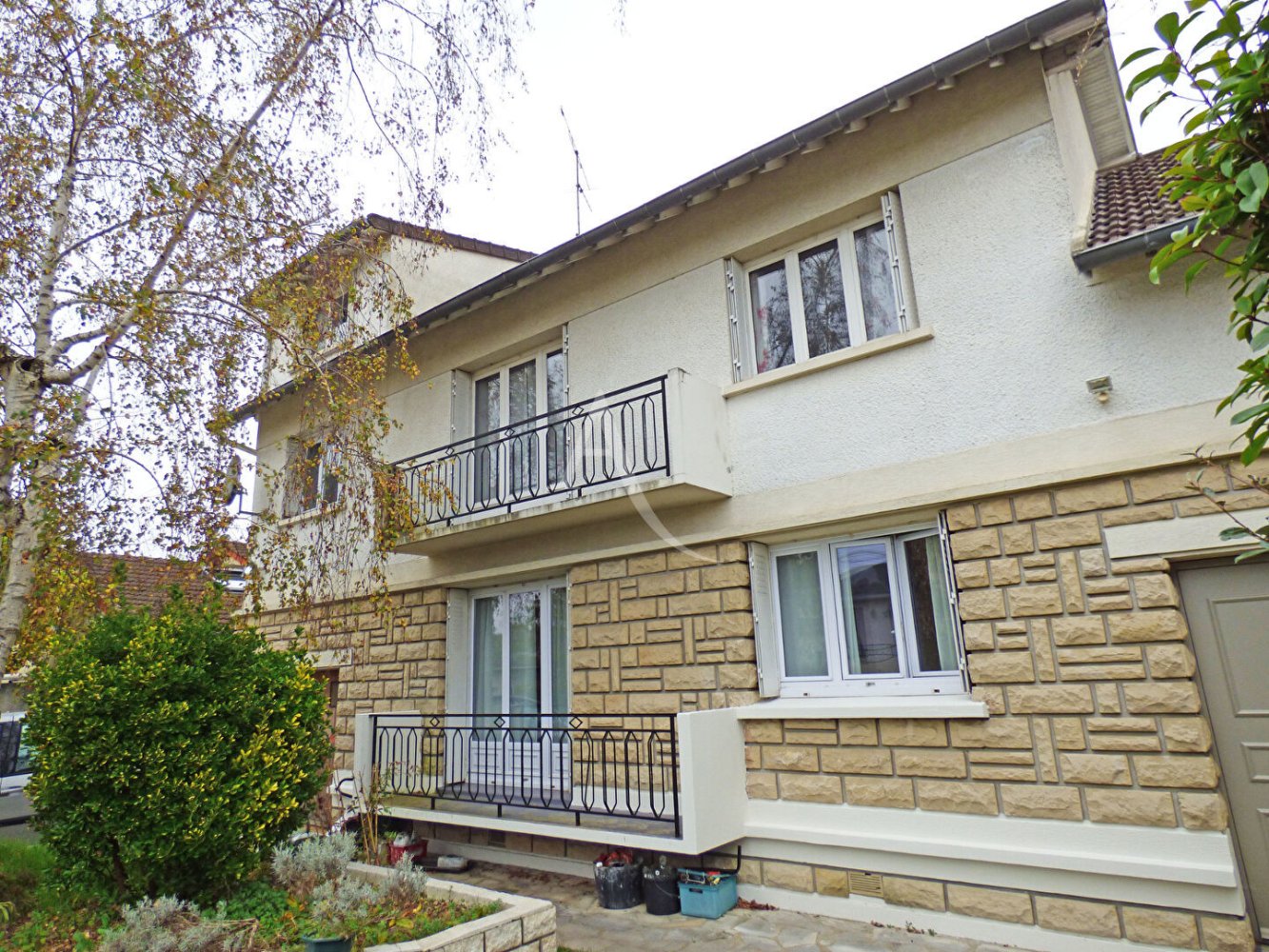 Edificio de 5 dormitorios en Gagny, France No. 173230