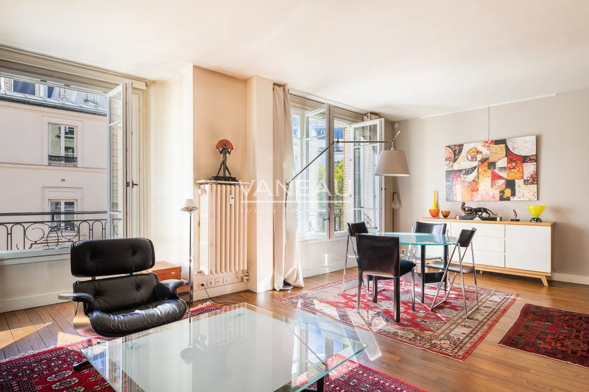 2 bedrooms Apartment in Paris, France No. 171730