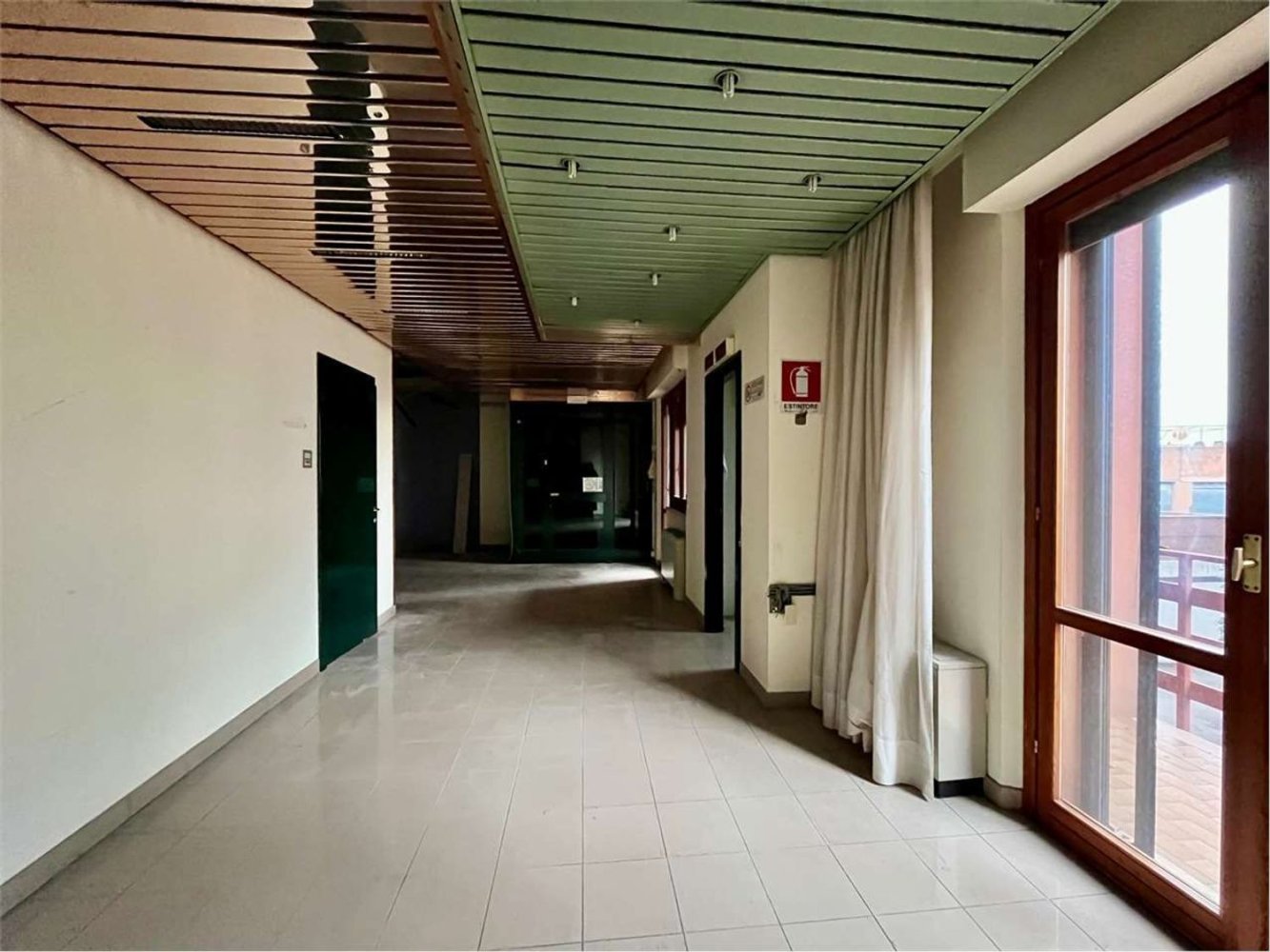6 rooms Apartment in Ancona, Italy No. 150019