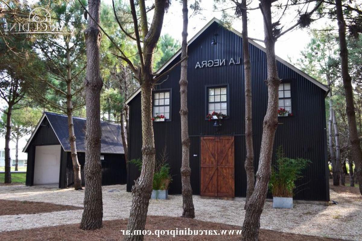 4 bedrooms House in Mar del Plata, Argentina No. 101049