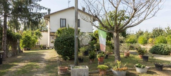 2 bedrooms House in Carpi, Italy No. 151349 3