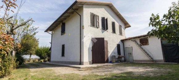 2 bedrooms House in Carpi, Italy No. 151349 6