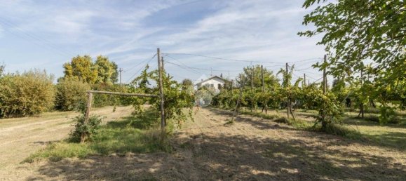 2 bedrooms House in Carpi, Italy No. 151349 8