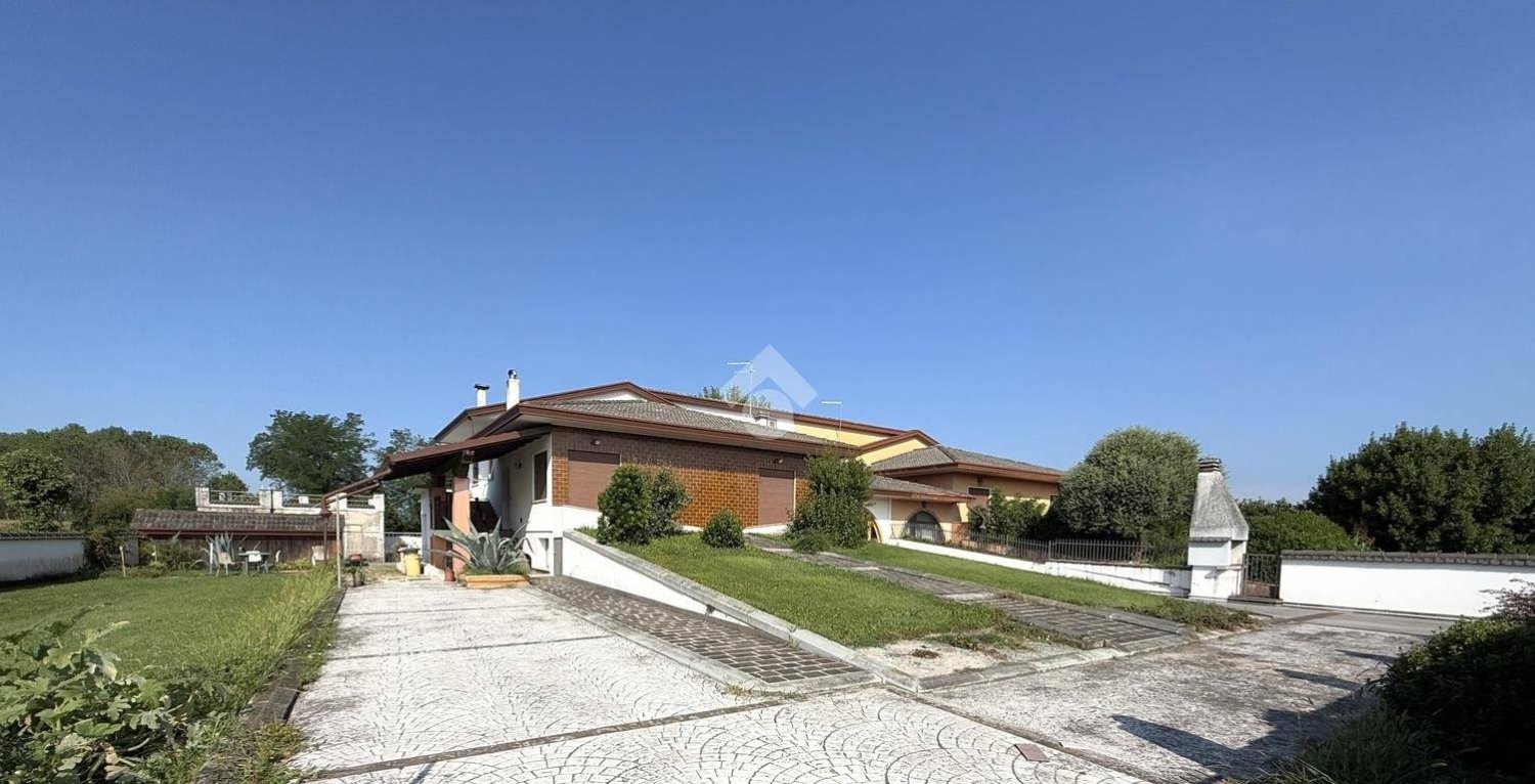 5 bedrooms Villa in San Martino di Lupari, Italy No. 307221
