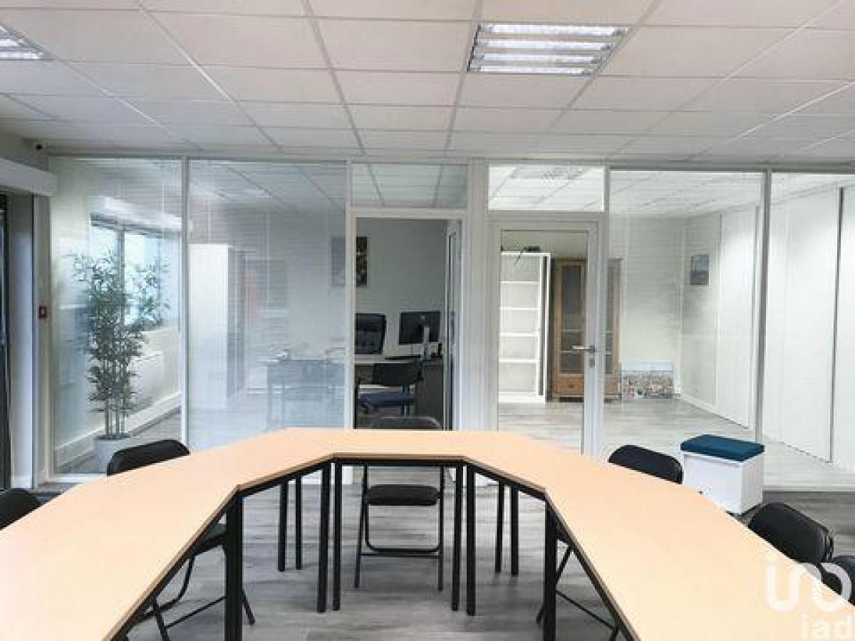 79m² Office in Serris, France No. 21134