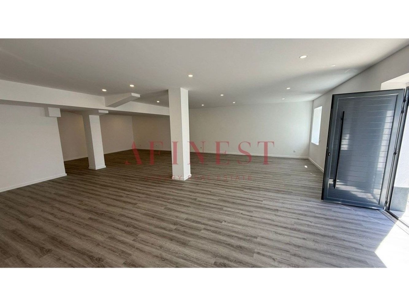 156m² Commercial property in Cascais, Portugal No. 340014