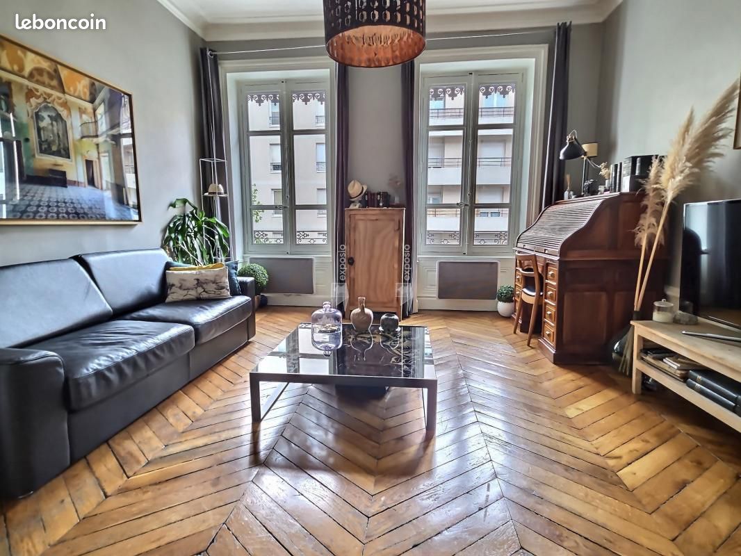 Apartamento de 3 dormitorios en Lyon, France No. 343468