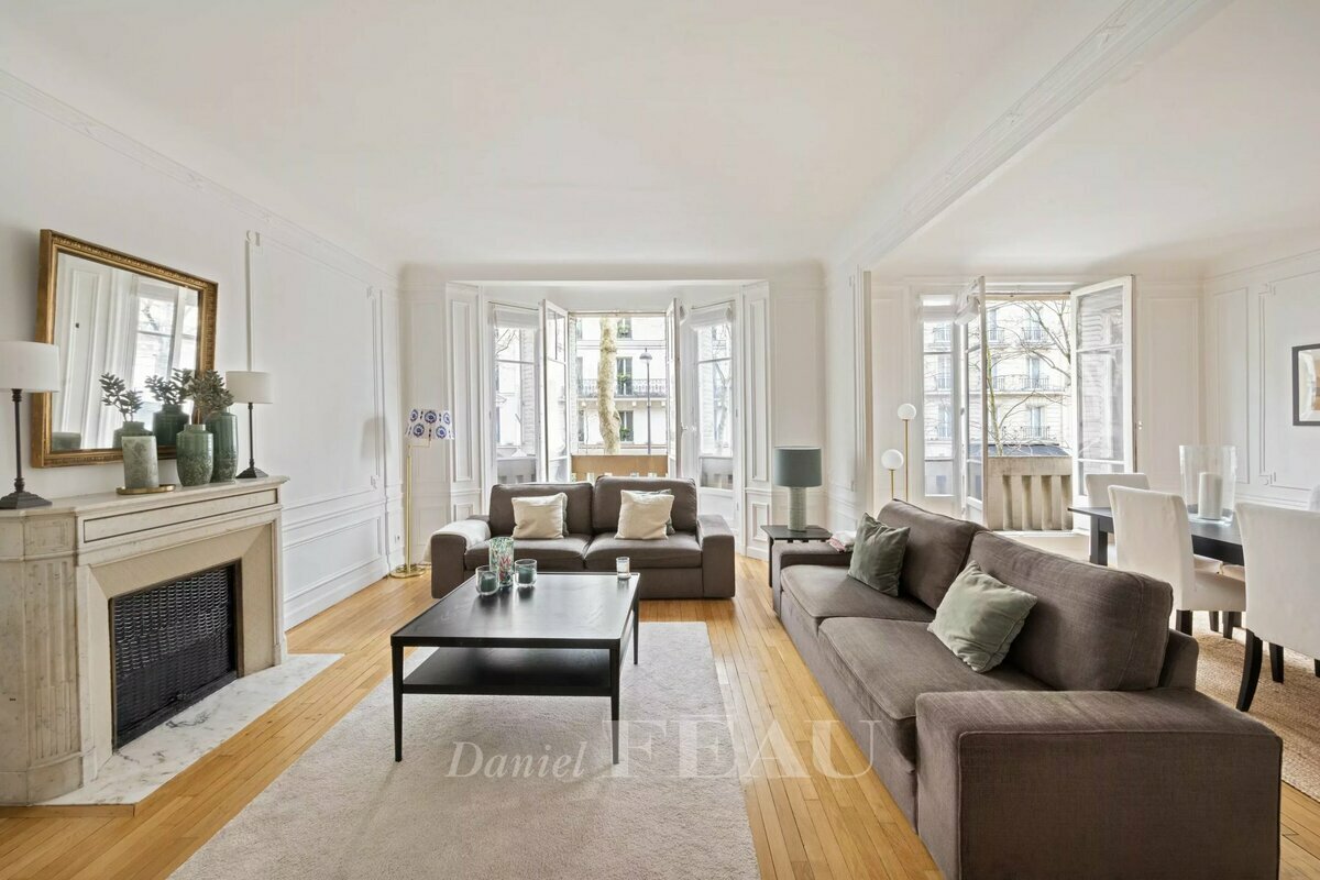2 bedrooms Castles in Paris, France No. 130635