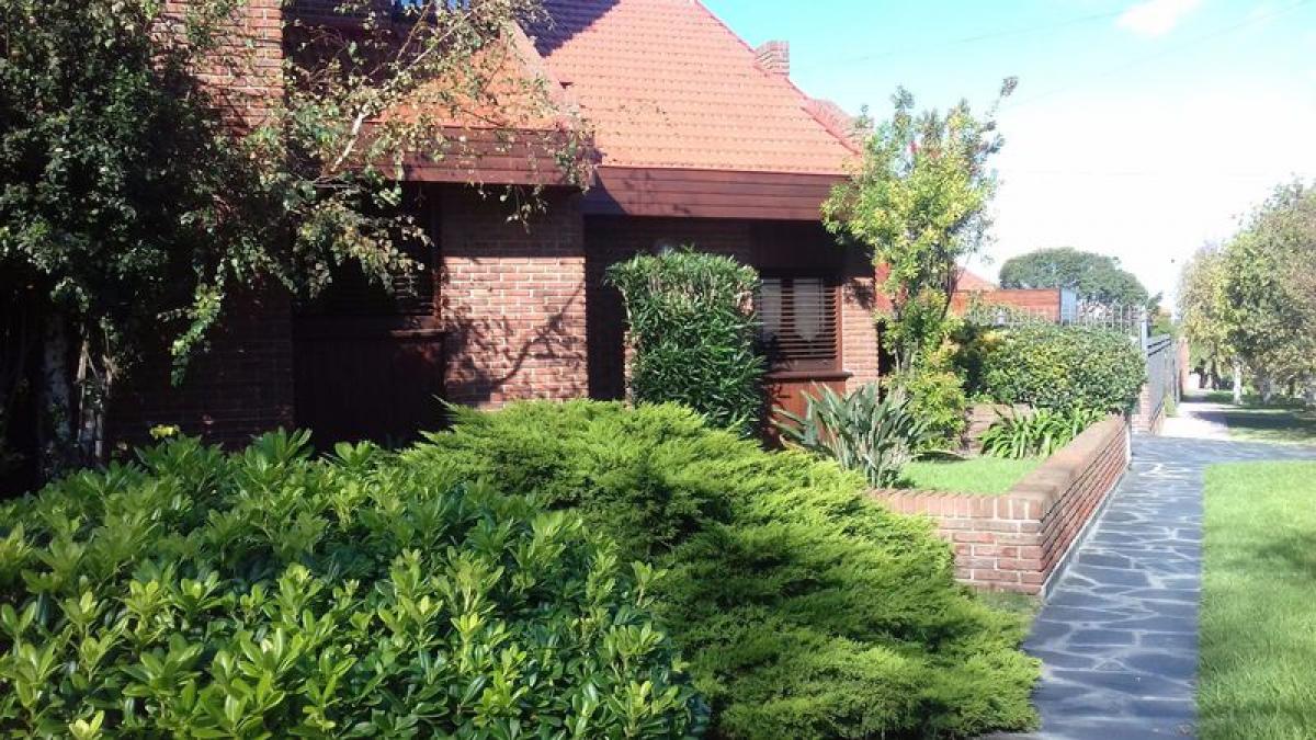 5 bedrooms House in Mar del Plata, Argentina No. 80601