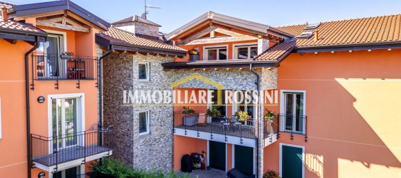 Apartamento de 3 habitaciónes en Malnate, Italy No. 188163 25