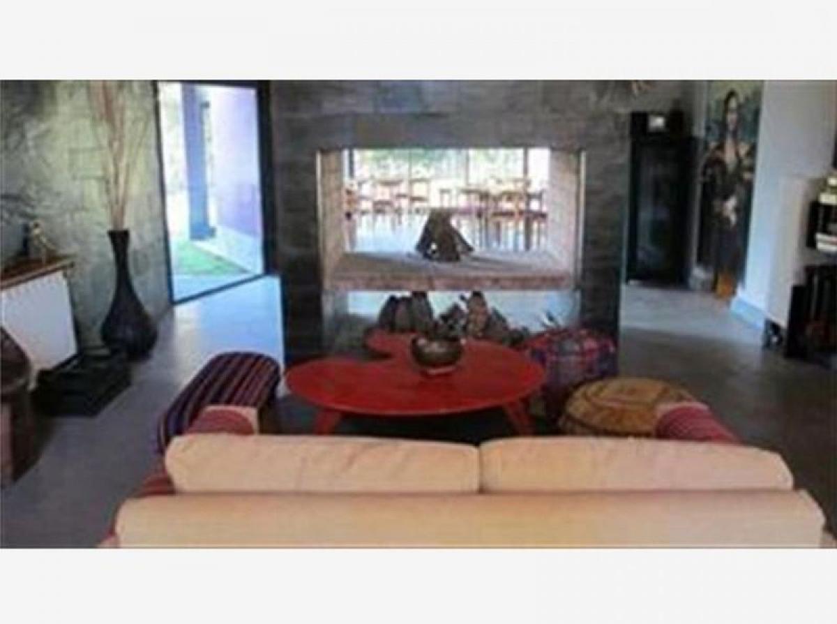 475m² Hotel in Neuquen, Argentina No. 27716