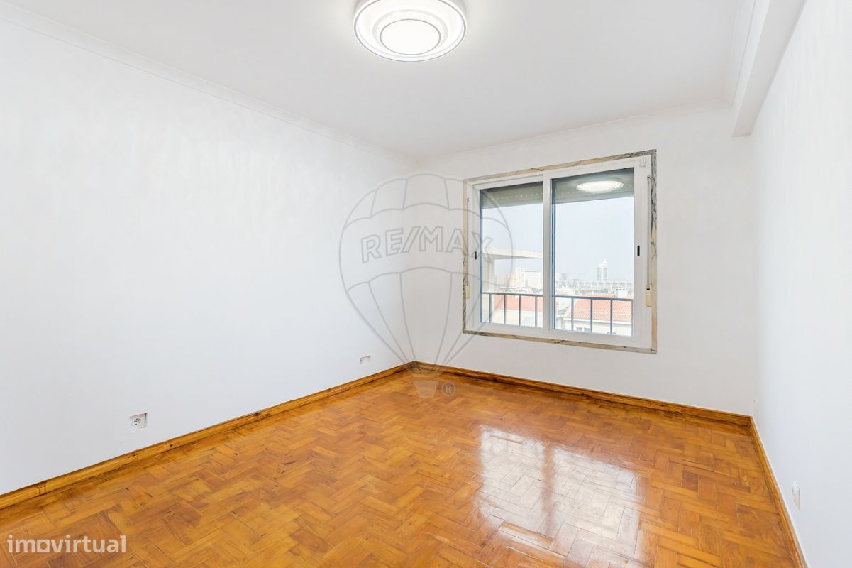 3 bedrooms Apartment in Lisbon, Portugal No. 166206