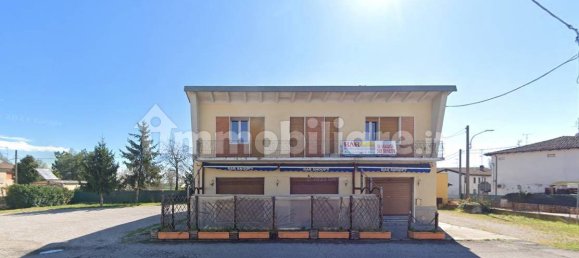 4 bedrooms Apartment in Cento, Italy No. 101285 3