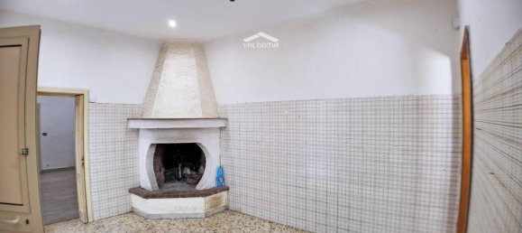 Дом с 4 комнатами в Лечче, Италия № 21377 2